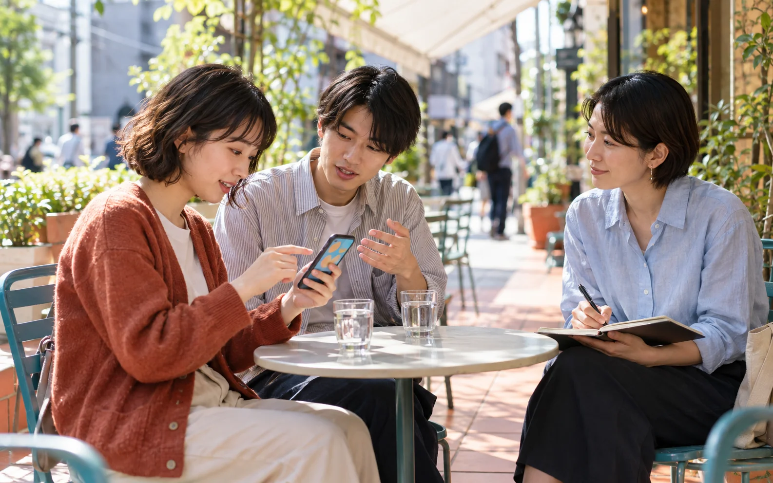 カフェテラスでスマートフォンを使う学生に利用状況を聞く生成イメージ