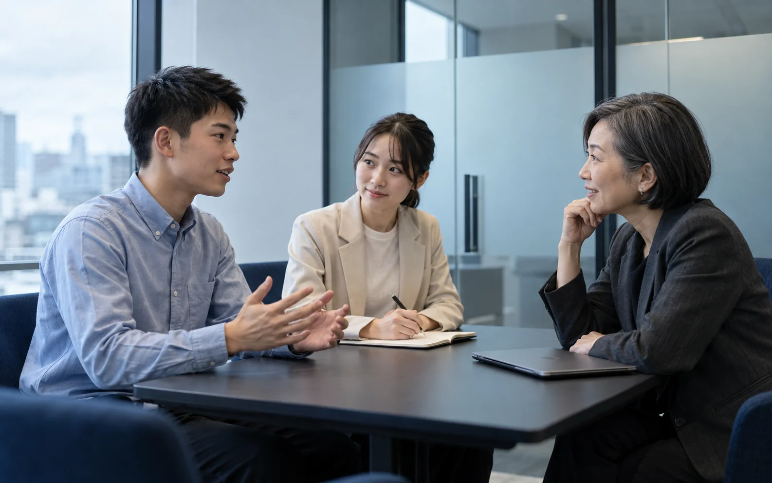 オフィスの会議室で学生と企業担当者が対話する生成イメージ